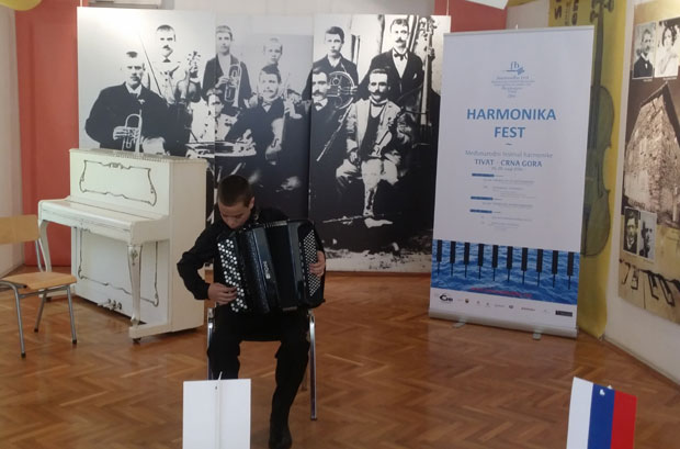 Хармоником прославља своју Србију